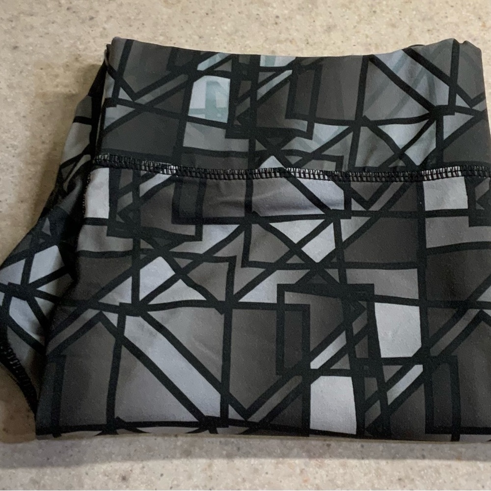🌸🌸Velocity Black and Gray Geometric Leggings - Picture 2 of 3
